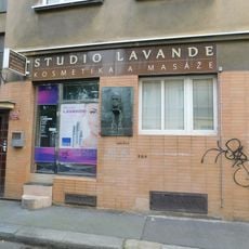 Pamětní deska Františka Halase na domě Kouřimská 2352/14 na Vinohradech