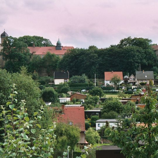 Sachgesamtheit Rittergut Neustruppen mit den Einzeldenkmalen: Schloss , drei Wirtschaftsgebäude , Einfriedungsmauer, Zugang im Südost