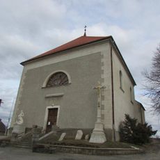 Kříž před kostelem Nanebevzetí Panny Marie a sv. Ondřeje ve Starém Hobzí