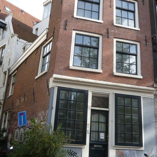 Hoekhuisje met gevel onder rechte lijst