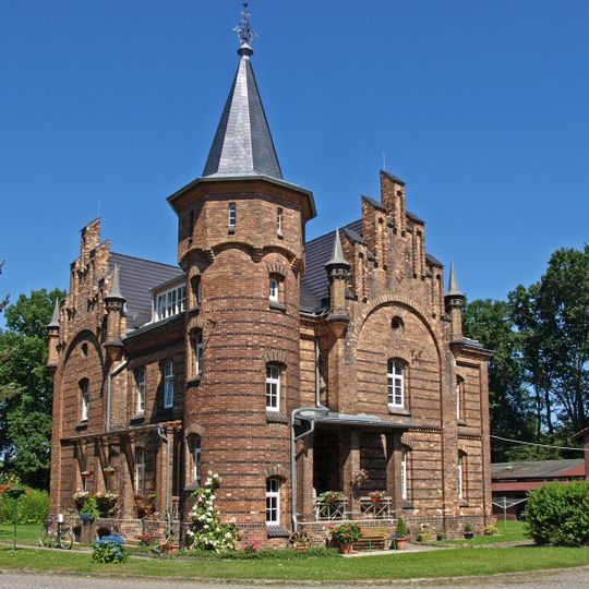 Wasserwerk der Stadt Görlitz mit allen historischen Bauten in Ziegel und Klinker, dabei das Verwaltungsgebäude, das große dreiteilige Technikgebäude mit Pumpe, das kleine Technikgebäude mit quadratischem Grundriss im NO und das aus zwei Teilen i