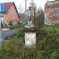 Kříž na rozcestí u domu 94 ve Volfarticích