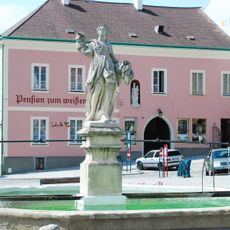 Retz Stadt Brunnen mit Figur