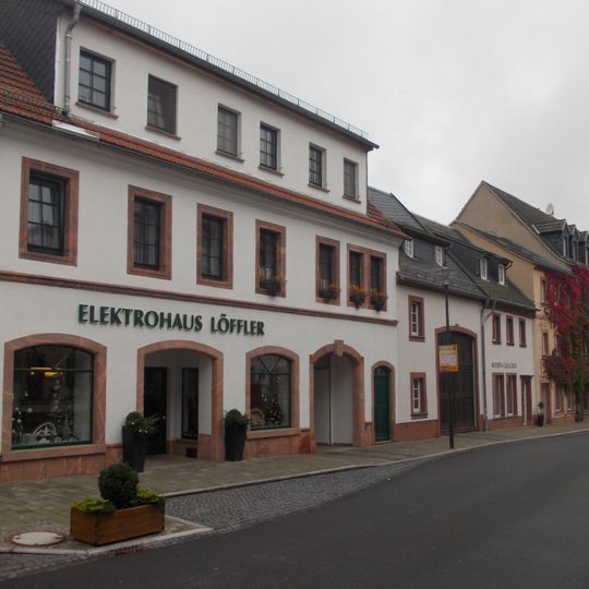 Wohnhaus und Torhaus in geschlossener Bebauung Chemnitzer Straße 38; 40