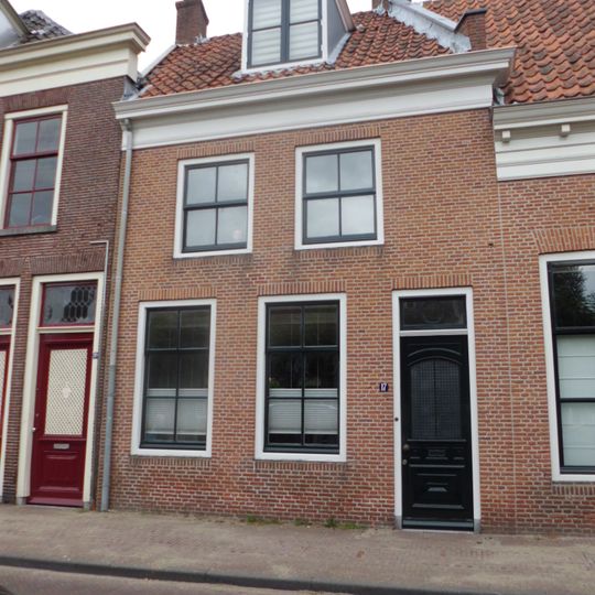 Huis met gepleisterde lijstgevel