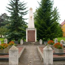 Sowjetisches Ehrenmal in gärtnerisch gestalteter Anlage mit Obelisk Kirchstraße (gegenüber Kirche)