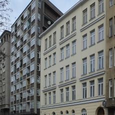 Budynek szkolny przy ulicy Noakowskiego 6