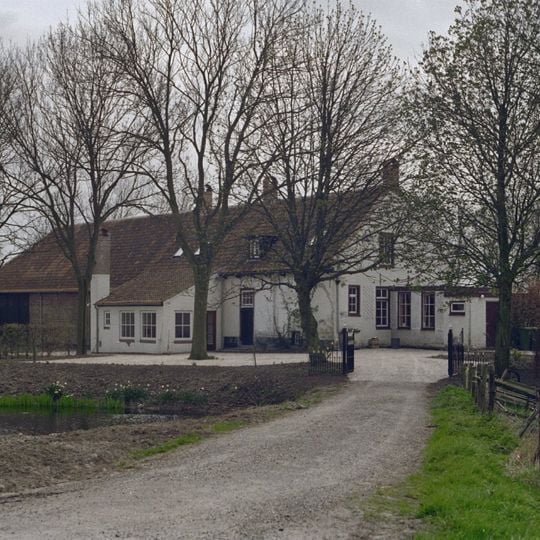 Boerderij behorend tot de zeeuwse schuurgroep en volgens jaartalankers tegen de oostgevel