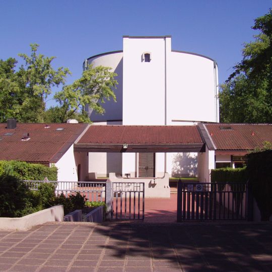 Katholische Pfarrkirche Heiligste Dreifaltigkeit mit Gemeindezentrum