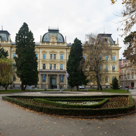 Palača Slomškov trg 15