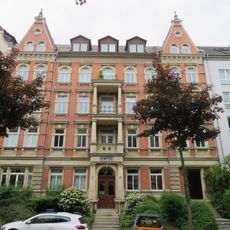 Mietshaus in geschlossener Bebauung mit Vorgarten Barbarossastraße 46