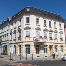 Mietshaus in geschlossener Bebauung in Ecklage Rathausplatz 7