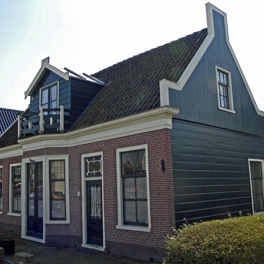 Eenvoudig huis onder dwars zadeldak