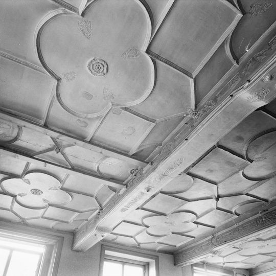 Statig patriciershuis van parterre, verdieping en zolderverdieping, ter breedte van vijf assen