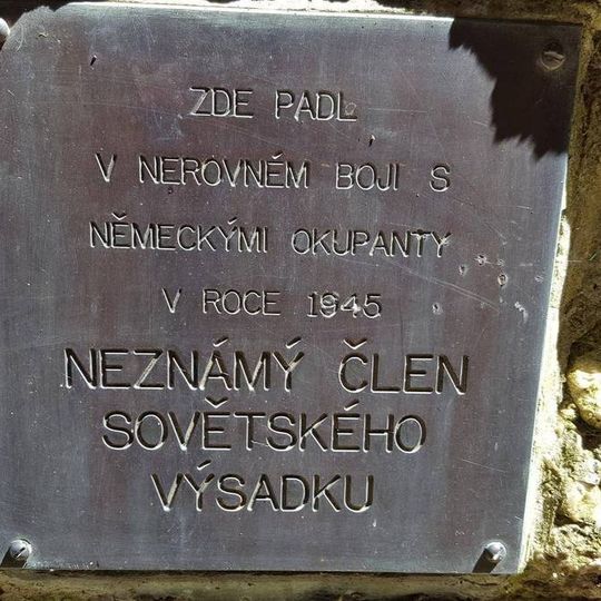 Pomník neznámému členu sovětského výsadku Na Rovinách v Brdech