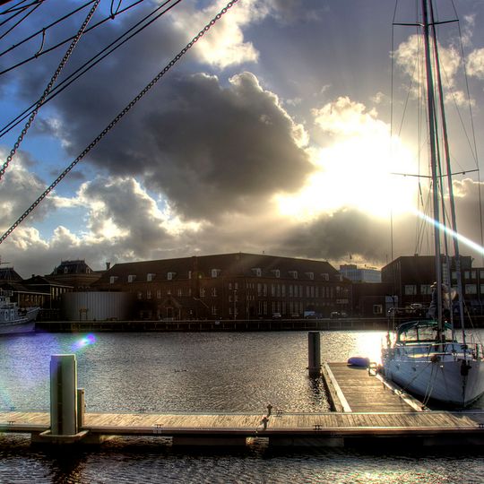 School, ook wel bekend vanwege zijn vorm onder de naam: "'t Klooster"