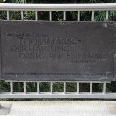 Gedenktafeln zur Erinnerung an den Verlauf und die Opfer des Todesmarsches im April 1945