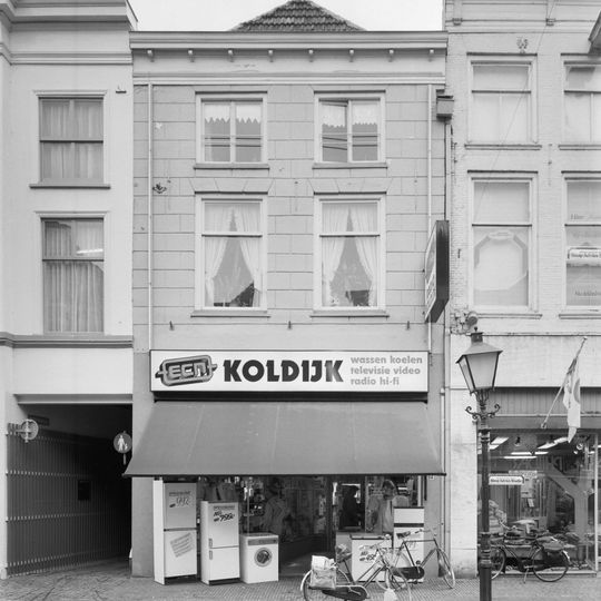 Pand met gepleisterde lijstgevel en jongere winkelpui