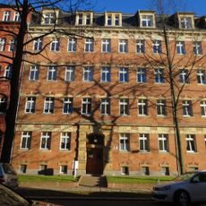 Mietshaus in geschlossener Bebauung mit Vorgarten Klarastraße 34