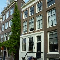 Hoekhuis met gevel onder rechte lijst