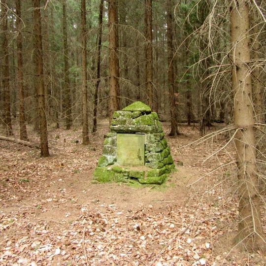 Lichtenštejnský památník jižně od Svojanova v lese