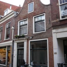 Pand met klokgevel, dodekop geverfd, houten deuromlijsting