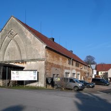 Einzeldenkmale der Sachgesamtheit Schloss Reinhardtsgrimma: Schloss und Steinbogenbrücke (Schloßgasse 2), Badehaus (Schloßgasse 4), Grablege (Zur Alten Schäferei), 2 Wirtschaftsgebäude (Schloßgasse 5, 7), Wirtschaftsgebäude (Schloßgasse 9), 2