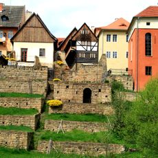 Systém opěrných a dělících zdí mezi domy, hradbami a zahradami