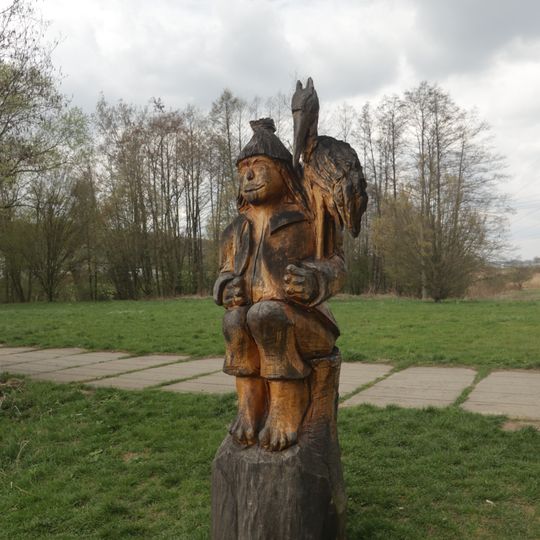 Dřevěná socha u rybníka Eliška