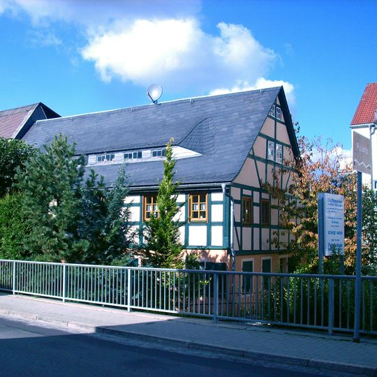 Wohnhaus in halboffener Bebauung Dresdener Straße 2