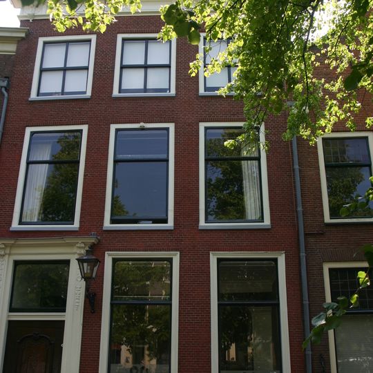 Pand met gevel met rechte kroonlijst en gesneden consoles. Deuromlijsting en deur Lod. XIV. Hardstenen stoep met palen