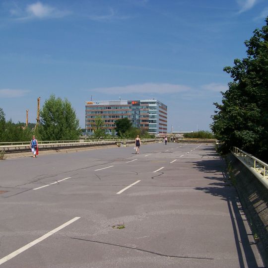 Lávka nad parkovištěm podél Seydlerovy ulice