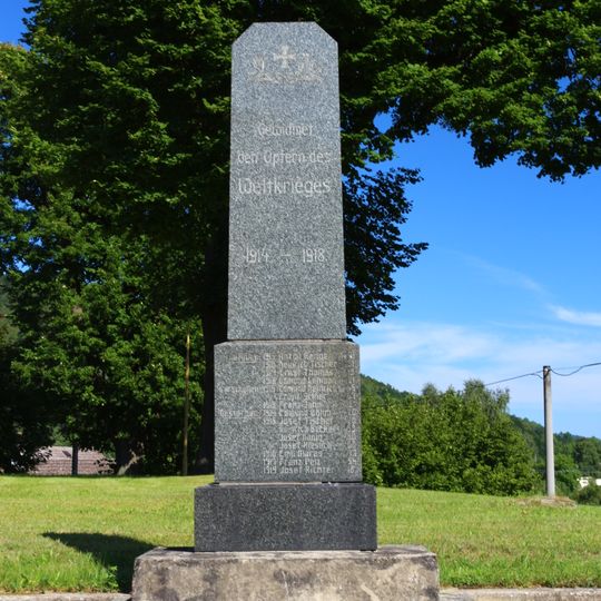 Pomník padlým v 1.světové válce u kostela v Novinách pod Ralskem