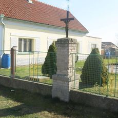 Kříž u domu 68 v Zálezlicích
