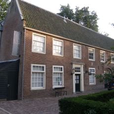 Oorspronkelijk Silversteyn, vanaf 1744 koetshuis behorende bij Goudestein, huisvest onder andere het Nederlands Drogisterij Museum