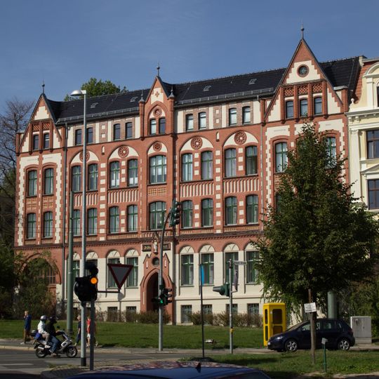 St.-Otto-Altersheim, nach rechts in geschlossener Bebauung Biesnitzer Straße 94, 95