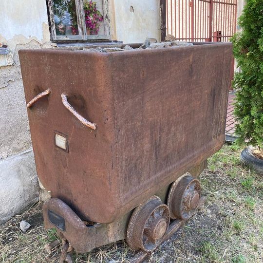 Důlní vagonek naproti kostelu v Jarově u Berouna
