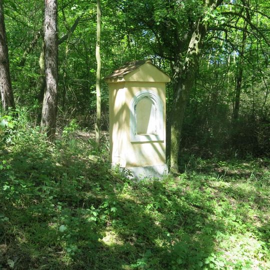 Kaplička na kraji lesa na severním svahu Vintířovského vrchu