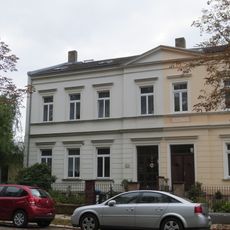 Mietshaus in geschlossener Bebauung konzipiert, mit Vorgarten und Einfriedung Heinrich-Beck-Straße 23