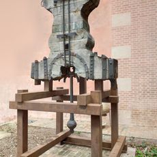 Esculturas creadas a partir de los yugos originales de las campanas de la Catedral de Málaga, con más de trescientos años de antigüedad.
