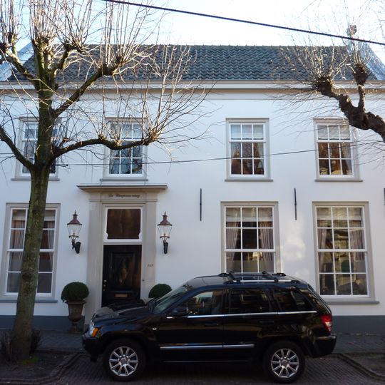 Breed gepleisterd huis onder dwars zadeldak