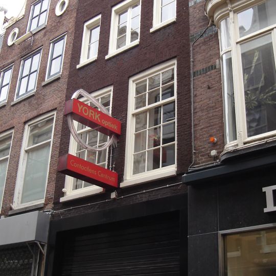 Pand met halsgevel met ovale zoldervensters