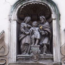 Socha Svatá Rodina ve výklenku domu 21/43 v Letenské ulici