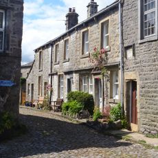 2 4 And 6, Chamber End Fold