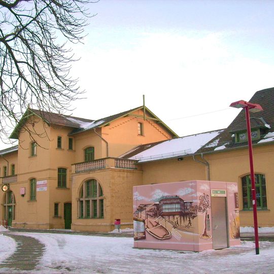 Empfangsgebäude des Bahnhofs und Bahnsteige mit Überdachungen sowie einem Dienstraum Bahnhofsallee 1