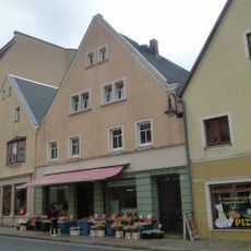 Wohnhaus in geschlossener Bebauung mit Laden Ziegenbalgplatz 5