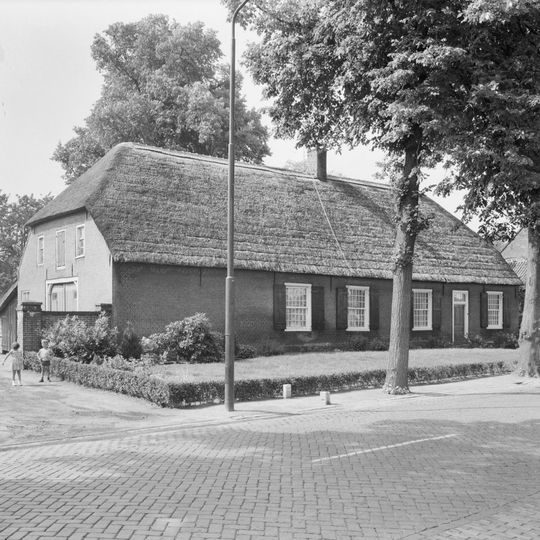 Boerderij bestaande uit een langgevelwoning en een bedrijfsruimte met middenlangsdeel, tezamen onder rieten wolfdak