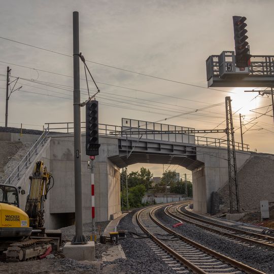 Most trati 221 přes trať Zahradní Město - Malešice