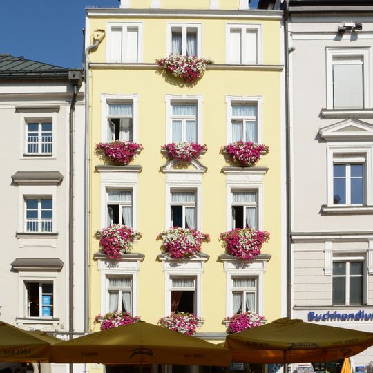 Wohn- und Geschäftshaus