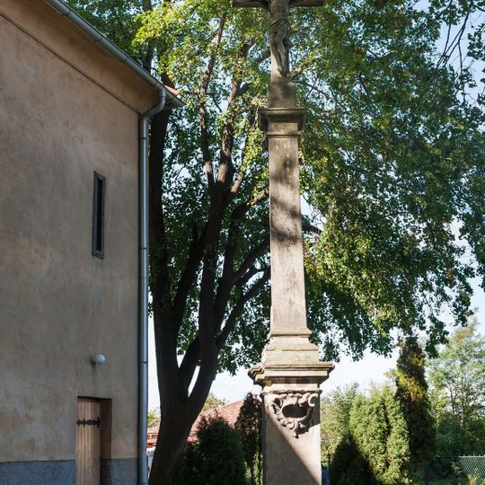 Kríž pri kostole, pilier s podstavcom